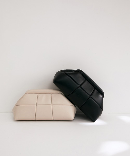 ADD CULUMN(アドカラム)の「【ADD CULUMN】PUFF - CLUCTH(クラッチバッグ・レディース・ブラック/オフホワイト・FREE)」の3枚目の写真