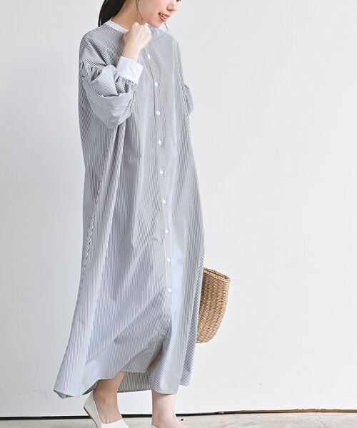 rps（アールピーエス）の「バンドカラーストライプクレリックシャツワンピース（シャツワンピース・レディース・ブラック/ブルー/グリーン・フリー）」の2枚目の写真