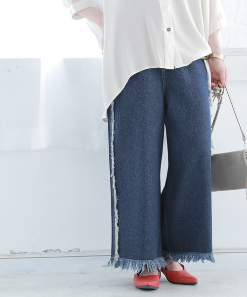osharewalker（オシャレウォーカー）の「『フリンジデザインワイドデニム』（デニムパンツ・レディース・ブルー・1/2）」の3枚目の写真