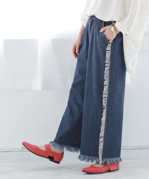osharewalker（オシャレウォーカー）の「『フリンジデザインワイドデニム』（デニムパンツ・レディース・ブルー・1/2）」の2枚目の写真