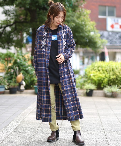 チチカカ(チチカカ)の「【ユニセックス】イラストルチャプリントロングTシャツ(Tシャツ/カットソー・メンズ・ホワイト/ブラック・LARGE/MEDIUM)」の3枚目の写真