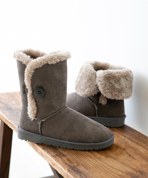 mooimooi（モーイモーイ）の「防寒 撥水 ベイリーボタンムートン（ブーツ・レディース・チャコールグレー/ブラック/キャメル・LL/3L/4L/M/L/S）」の2枚目の写真