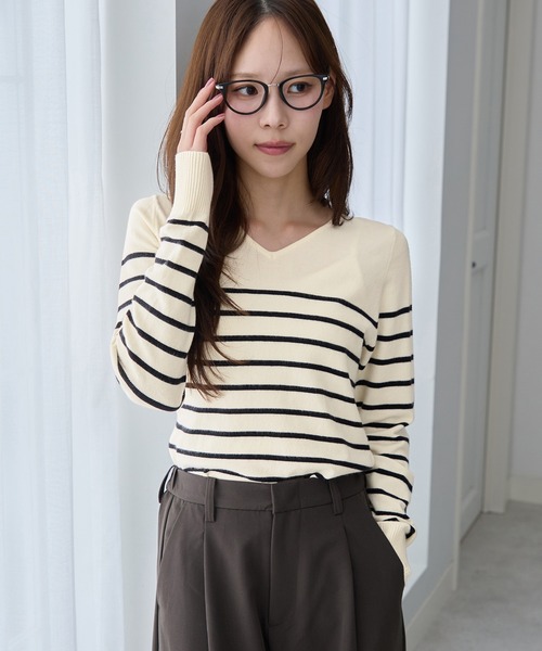 CHAN ME(チャンミ)の「カシミヤタッチVネックニット(ニット/セーター・レディース・ベージュ/チャコール/コーラル/レッド/ブラック/アイボリー/ブルー/グリーン/ホワイト×ブラック/オレンジ/グレー/ホワイト/ラベンダー/ホワイト系その他・MEDIUM/LARGE/X-LARGE)」の4枚目の写真