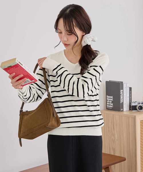 CHAN ME(チャンミ)の「カシミヤタッチVネックニット(ニット/セーター・レディース・ベージュ/チャコール/コーラル/レッド/ブラック/アイボリー/ブルー/グリーン/ホワイト×ブラック/オレンジ/グレー/ホワイト/ラベンダー/ホワイト系その他・MEDIUM/LARGE/X-LARGE)」の5枚目の写真