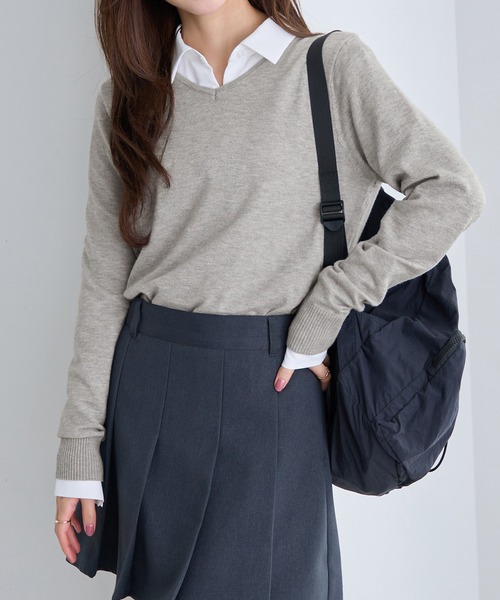 CHAN ME(チャンミ)の「カシミヤタッチVネックニット(ニット/セーター・レディース・ベージュ/チャコール/コーラル/レッド/ブラック/アイボリー/ブルー/グリーン/ホワイト×ブラック/オレンジ/グレー/ホワイト/ラベンダー/ホワイト系その他・MEDIUM/LARGE/X-LARGE)」の7枚目の写真
