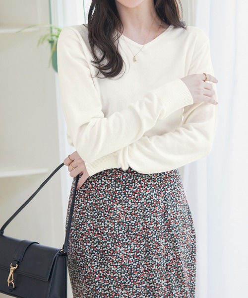 CHAN ME(チャンミ)の「カシミヤタッチVネックニット(ニット/セーター・レディース・ベージュ/チャコール/コーラル/レッド/ブラック/アイボリー/ブルー/グリーン/ホワイト×ブラック/オレンジ/グレー/ホワイト/ラベンダー/ホワイト系その他・MEDIUM/LARGE/X-LARGE)」の2枚目の写真