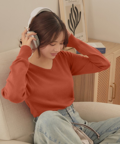 CHAN ME(チャンミ)の「カシミヤタッチVネックニット(ニット/セーター・レディース・ベージュ/チャコール/コーラル/レッド/ブラック/アイボリー/ブルー/グリーン/ホワイト×ブラック/オレンジ/グレー/ホワイト/ラベンダー/ホワイト系その他・MEDIUM/LARGE/X-LARGE)」の13枚目の写真