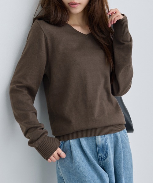CHAN ME(チャンミ)の「カシミヤタッチVネックニット(ニット/セーター・レディース・ベージュ/チャコール/コーラル/レッド/ブラック/アイボリー/ブルー/グリーン/ホワイト×ブラック/オレンジ/グレー/ホワイト/ラベンダー/ホワイト系その他・MEDIUM/LARGE/X-LARGE)」の1枚目の写真