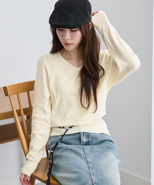 CHAN ME(チャンミ)の「カシミヤタッチVネックニット(ニット/セーター・レディース・ベージュ/チャコール/コーラル/レッド/ブラック/アイボリー/ブルー/グリーン/ホワイト×ブラック/オレンジ/グレー/ホワイト/ラベンダー/ホワイト系その他・MEDIUM/LARGE/X-LARGE)」の3枚目の写真