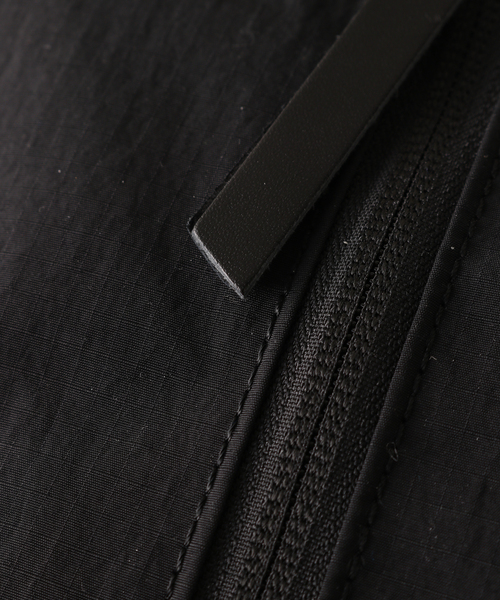 hobo(ホーボー)の「【hobo/ホーボー】EVERYDAY ZIP SACK NYLON RIPSTOP(ハンドバッグ・メンズ・ブラック/グリーン/キャメル・FREE)」の12枚目の写真