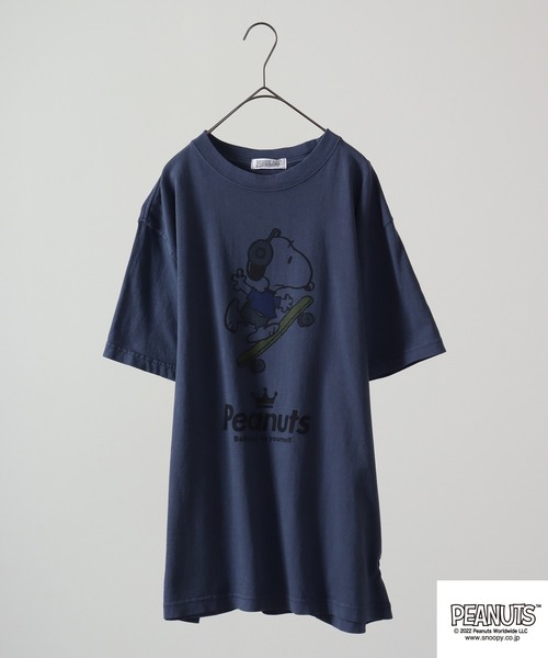 PEANUTS（ピーナッツ）の「PEANUTS スヌーピー スポーツイラスト　ピグメント加工 半袖Tシャツ（Tシャツ/カットソー・レディース・カーキ系3/カーキ系5/ネイビー系1/ネイビー/カーキ系/カーキ系1/カーキ系2/カーキ系4/ネイビー系/ネイビー系2/カーキ系6/ネイビー系3/ネイビー系4/ネイビー系5/ネイビー系6/カーキ/ホワイト系/ホワイト系2/ホワイト系1/ホワイト系6/ホワイト系5/ホワイト系3/ホワイト系4/ホワイト/オレンジ系3/オレンジ系/サックスブルー系/オレンジ/オレンジ系1/サックスブルー系1/オレンジ系2/サックスブルー系2/サックスブルー/サックスブルー系3/オレンジ系4/サックスブルー系4/オレンジ系5/オレンジ系6/サックスブルー系6/サックスブルー系5/アイボリー系3/アイボリー系6/アイボリー系4/アイボリー系2/アイボリー系1/アイボリー系/アイボリー系5/アイボリー・M/3L/LL/4L/S/L）」の2枚目の写真