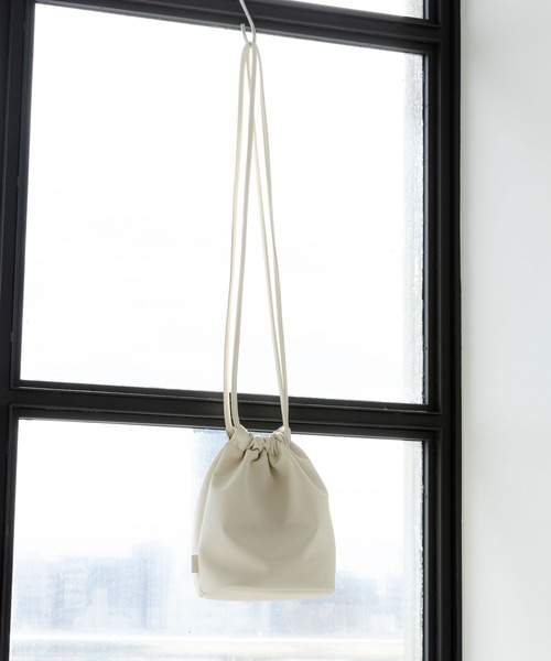 LAKOLE（ラコレ）の「フェイクレザー巾着BAG / 197909（ショルダーバッグ・メンズ・ライトグリーン/ブラック/アイボリー・FREE）」の3枚目の写真