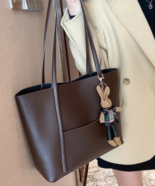 wears(ウェアーズ)の「ボタン付きPUトートバッグ(トートバッグ・レディース・ベージュ/ダークブラウン/ブラック・FREE)」の11枚目の写真