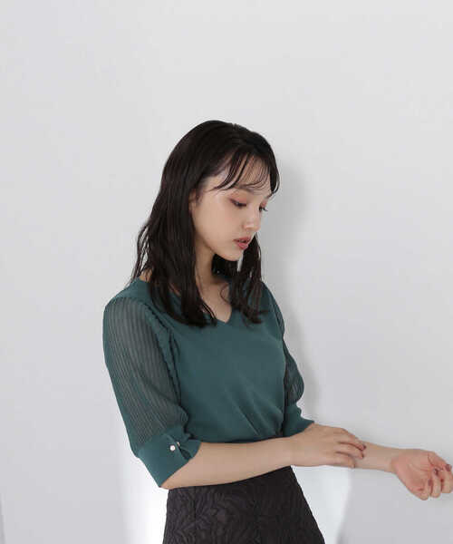 NATURAL BEAUTY BASIC(ナチュラルビューティーベーシック)の「◇メタルポイントプリーツスリーブニット(ニット/セーター・レディース・ブラック/グリーン/ブラウン/レッド・FREE)」の3枚目の写真