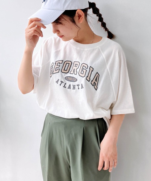 AS KNOW AS plus（アズノゥアズプラス）の「〇選べる チェーン刺繍ロゴTシャツ（Tシャツ/カットソー・レディース・オフホワイト/スミクロ/ブルーグレー/オートミール/ブラック系/グリーン系/ホワイト系/アイボリー系/ライトグリーン系1/ホワイト系1/ブラック系1/ホワイト系2/グレー系2/アイボリー系2/ライトグリーン系2/レッド系3・FREE）」の3枚目の写真