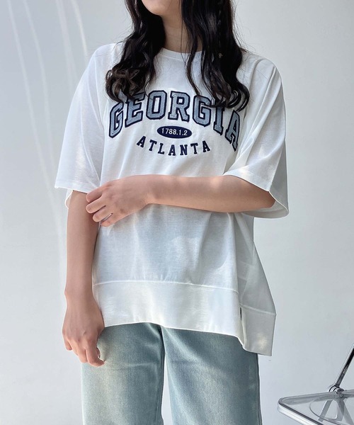 AS KNOW AS plus（アズノゥアズプラス）の「〇選べる チェーン刺繍ロゴTシャツ（Tシャツ/カットソー・レディース・オフホワイト/スミクロ/ブルーグレー/オートミール/ブラック系/グリーン系/ホワイト系/アイボリー系/ライトグリーン系1/ホワイト系1/ブラック系1/ホワイト系2/グレー系2/アイボリー系2/ライトグリーン系2/レッド系3・FREE）」の5枚目の写真