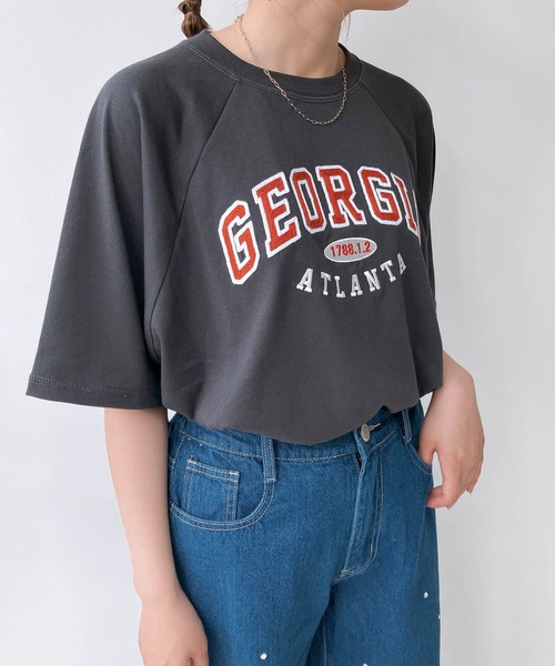 AS KNOW AS plus（アズノゥアズプラス）の「〇選べる チェーン刺繍ロゴTシャツ（Tシャツ/カットソー・レディース・オフホワイト/スミクロ/ブルーグレー/オートミール/ブラック系/グリーン系/ホワイト系/アイボリー系/ライトグリーン系1/ホワイト系1/ブラック系1/ホワイト系2/グレー系2/アイボリー系2/ライトグリーン系2/レッド系3・FREE）」の7枚目の写真