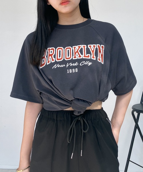 AS KNOW AS plus（アズノゥアズプラス）の「〇選べる チェーン刺繍ロゴTシャツ（Tシャツ/カットソー・レディース・オフホワイト/スミクロ/ブルーグレー/オートミール/ブラック系/グリーン系/ホワイト系/アイボリー系/ライトグリーン系1/ホワイト系1/ブラック系1/ホワイト系2/グレー系2/アイボリー系2/ライトグリーン系2/レッド系3・FREE）」の8枚目の写真