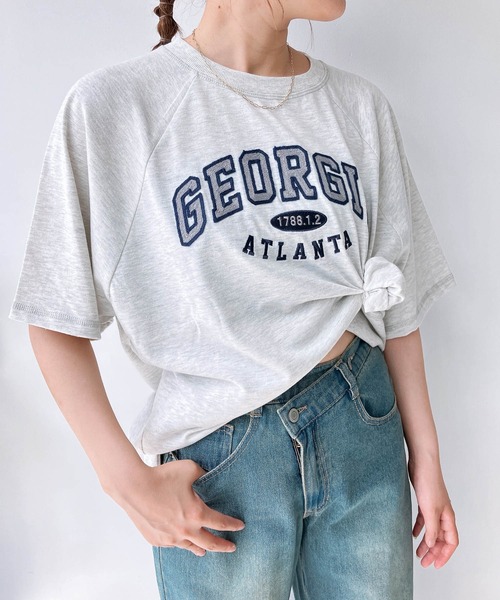 AS KNOW AS plus（アズノゥアズプラス）の「〇選べる チェーン刺繍ロゴTシャツ（Tシャツ/カットソー・レディース・オフホワイト/スミクロ/ブルーグレー/オートミール/ブラック系/グリーン系/ホワイト系/アイボリー系/ライトグリーン系1/ホワイト系1/ブラック系1/ホワイト系2/グレー系2/アイボリー系2/ライトグリーン系2/レッド系3・FREE）」の11枚目の写真