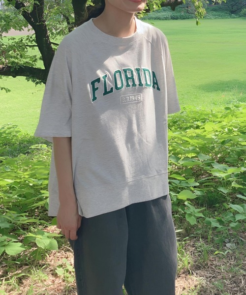 AS KNOW AS plus（アズノゥアズプラス）の「〇選べる チェーン刺繍ロゴTシャツ（Tシャツ/カットソー・レディース・オフホワイト/スミクロ/ブルーグレー/オートミール/ブラック系/グリーン系/ホワイト系/アイボリー系/ライトグリーン系1/ホワイト系1/ブラック系1/ホワイト系2/グレー系2/アイボリー系2/ライトグリーン系2/レッド系3・FREE）」の10枚目の写真