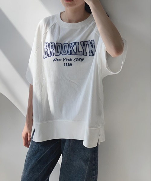 AS KNOW AS plus（アズノゥアズプラス）の「〇選べる チェーン刺繍ロゴTシャツ（Tシャツ/カットソー・レディース・オフホワイト/スミクロ/ブルーグレー/オートミール/ブラック系/グリーン系/ホワイト系/アイボリー系/ライトグリーン系1/ホワイト系1/ブラック系1/ホワイト系2/グレー系2/アイボリー系2/ライトグリーン系2/レッド系3・FREE）」の2枚目の写真