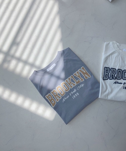 AS KNOW AS plus（アズノゥアズプラス）の「〇選べる チェーン刺繍ロゴTシャツ（Tシャツ/カットソー・レディース・オフホワイト/スミクロ/ブルーグレー/オートミール/ブラック系/グリーン系/ホワイト系/アイボリー系/ライトグリーン系1/ホワイト系1/ブラック系1/ホワイト系2/グレー系2/アイボリー系2/ライトグリーン系2/レッド系3・FREE）」の9枚目の写真