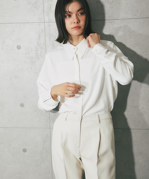 SMILE ORCHID(スマイルオーキッド)の「ワンポイントビジューボタン長袖ブラウス(シャツ/ブラウス・レディース・ホワイト/ベージュ/ネイビー/ラベンダー・M/ONE SIZE)」の10枚目の写真