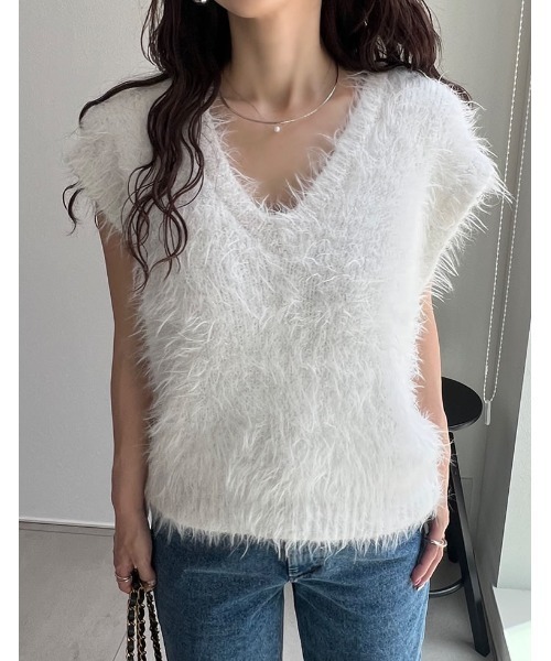 Re:EDIT（リエディ）の「[2023A/W COLLECTION]Vネックフェザーシャギーニットベスト（ベスト・レディース・ブラック/グレー/ホワイト・MEDIUM/LARGE）」の6枚目の写真