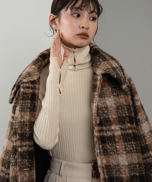 Amiur(エミレ)の「double face button slit knit(ニット/セーター・レディース・ブラウン/アイボリー・FREE)」の3枚目の写真