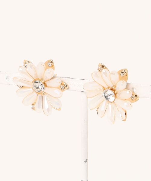 マーガレットピアス　片耳　花芯黄&花びら白 マーガレットピアス 片耳 花芯黄&花びら白 アクセサリー