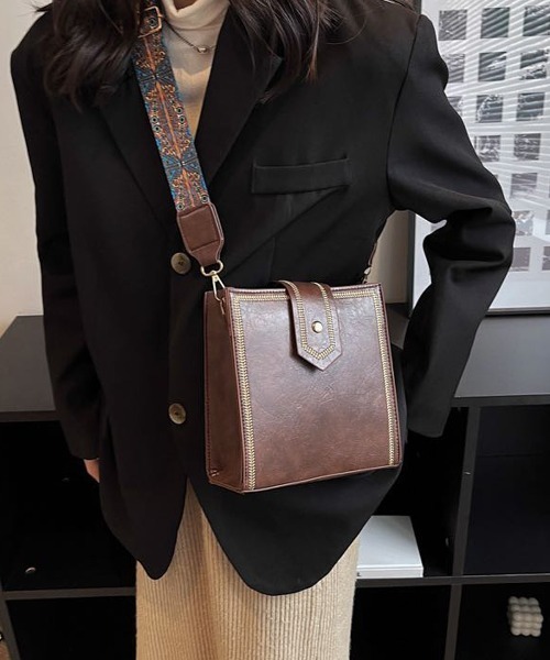 Port(ポート)の「アンティーク調 スクエアショルダー バッグ #_(ショルダーバッグ・レディース・ブラック/ダークブラウン/ライトブラウン・FREE)」の7枚目の写真