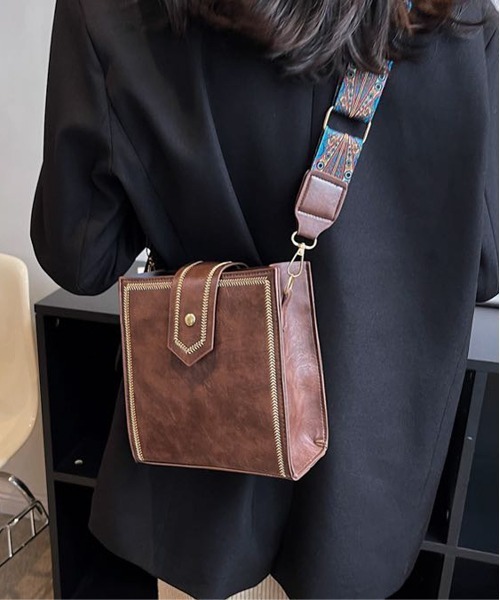 Port(ポート)の「アンティーク調 スクエアショルダー バッグ #_(ショルダーバッグ・レディース・ブラック/ダークブラウン/ライトブラウン・FREE)」の8枚目の写真