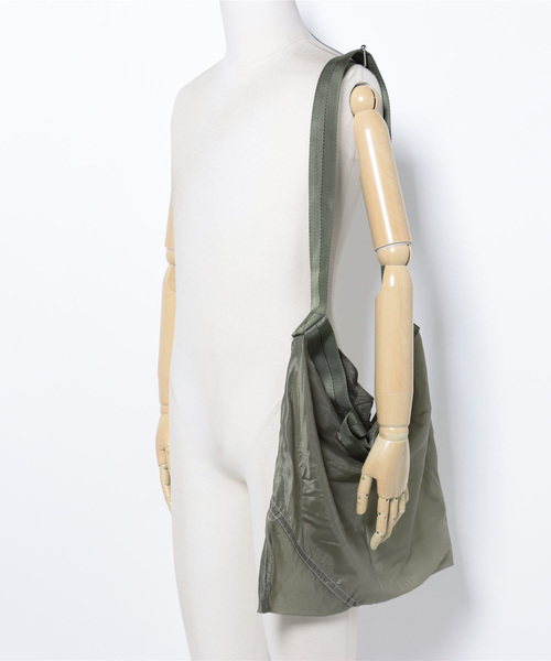 PUEBCO(プエブコ)の「VINTAGE PARACHUTE LIGHT 2-WAY BAG(ショルダーバッグ・メンズ・オリーブ/ホワイト/ブルー・ONE SIZE)」の9枚目の写真