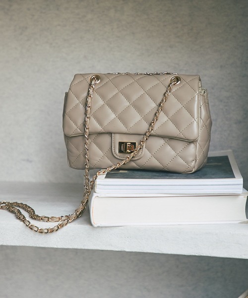 La boutique BonBon（ラブティックボンボン）の「チェーンキルティングレザーバッグ（ショルダーバッグ・レディース・グレイッシュベージュ/ピンク・FREE）」の2枚目の写真