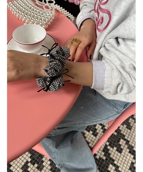 JUMELLE(ジュメロ)の「【4色展開】check shushu(シュシュ・レディース・ブラック/レッド/ピンク/ブルー・FREE)」の5枚目の写真