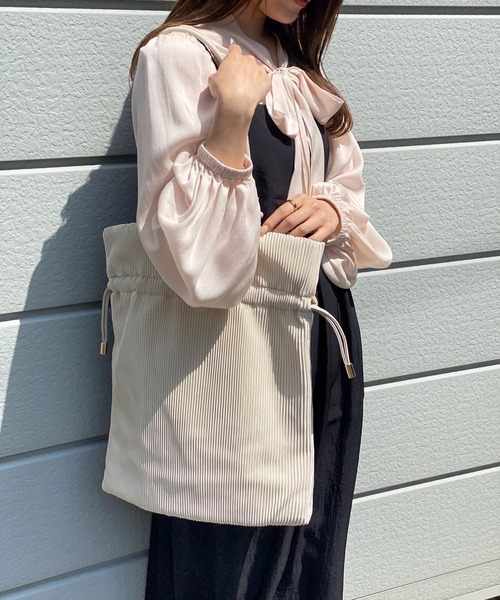 soeur（スール）の「SOEUR/A4プリーツトートバッグ/推し活バッグ/うちわトートバッグ（トートバッグ・レディース・ブラック/アイボリー/ピンクベージュ/ラベンダー/サックスブルー/シルバー・フリー）」の2枚目の写真