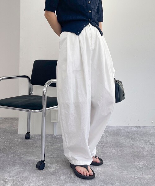 fredy emue（フレディエミュ）の「エアータンブラーギャザーボリュームパンツ（その他パンツ・レディース・オフホワイト/ブラック/ライトグリーン・38/36）」の2枚目の写真