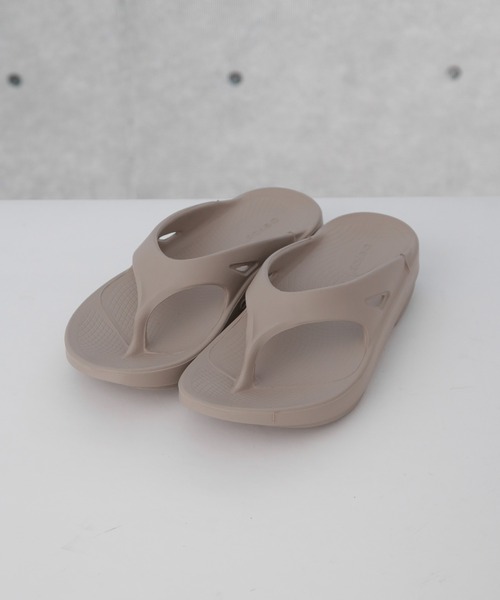 OOFOS（ウーフォス）の「OOFOS/Ooriginal－Nomad（サンダル・レディース・グレー系その他4・23/24/25）」の4枚目の写真