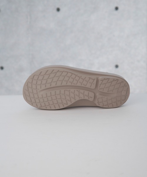 OOFOS（ウーフォス）の「OOFOS/Ooriginal－Nomad（サンダル・レディース・グレー系その他4・23/24/25）」の7枚目の写真