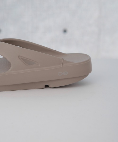 OOFOS（ウーフォス）の「OOFOS/Ooriginal－Nomad（サンダル・レディース・グレー系その他4・23/24/25）」の8枚目の写真