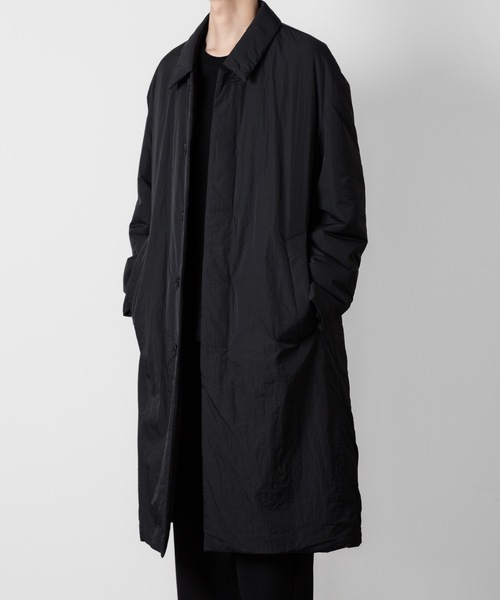 ATTACHMENT(アタッチメント)の「ナイロンタフタ パディングバルカラーコート / NY TAFFETA PADDING BALLCOLLAR COAT(ステンカラーコート・メンズ・ブラック・3/2/1)」の2枚目の写真