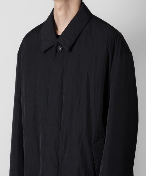 ATTACHMENT(アタッチメント)の「ナイロンタフタ パディングバルカラーコート / NY TAFFETA PADDING BALLCOLLAR COAT(ステンカラーコート・メンズ・ブラック・3/2/1)」の9枚目の写真