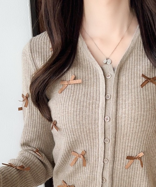mily bilet(ミウィビレット)の「【mily bilet】程よい甘さで大人フェミニン。リボン使いVネックカーディガン(カーディガン/ボレロ・レディース・アイボリー/グレー/ベージュ/バーガンディー・X-LARGE/SMALL/MEDIUM/LARGE)」の1枚目の写真