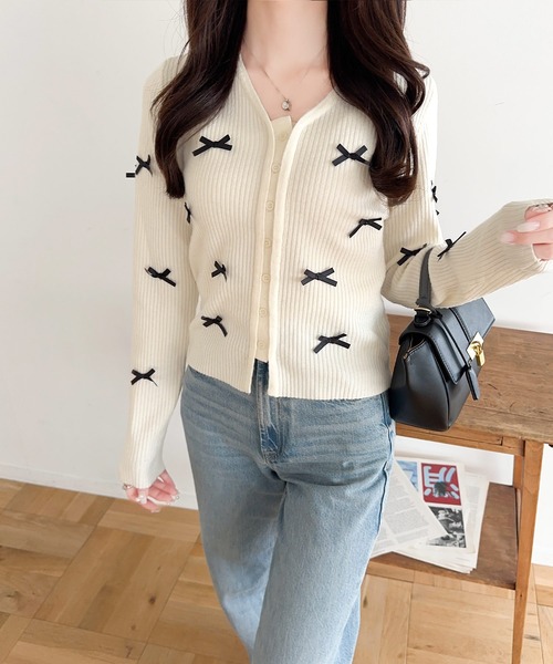 mily bilet(ミウィビレット)の「【mily bilet】程よい甘さで大人フェミニン。リボン使いVネックカーディガン(カーディガン/ボレロ・レディース・アイボリー/グレー/ベージュ/バーガンディー・X-LARGE/SMALL/MEDIUM/LARGE)」の11枚目の写真
