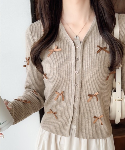 mily bilet(ミウィビレット)の「【mily bilet】程よい甘さで大人フェミニン。リボン使いVネックカーディガン(カーディガン/ボレロ・レディース・アイボリー/グレー/ベージュ/バーガンディー・X-LARGE/SMALL/MEDIUM/LARGE)」の10枚目の写真