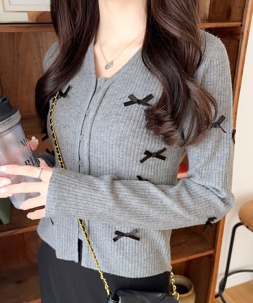mily bilet(ミウィビレット)の「【mily bilet】程よい甘さで大人フェミニン。リボン使いVネックカーディガン(カーディガン/ボレロ・レディース・アイボリー/グレー/ベージュ/バーガンディー・X-LARGE/SMALL/MEDIUM/LARGE)」の7枚目の写真