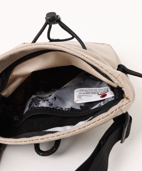 Mammut（マムート）の「《 MAMMUT 》 Xeron Pouch RT 1（ショルダーバッグ・レディース・ベージュ/ブラック・FREE）」の4枚目の写真