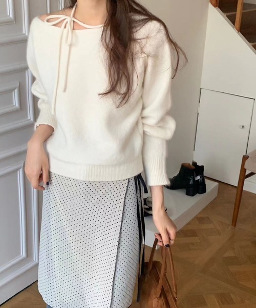 ECLIN(エクラン)の「オフショルダーリボンニットプルオーバー(ニット/セーター・レディース・オフホワイト/ブラック/ブルー/イエロー/パープル・FREE)」の1枚目の写真