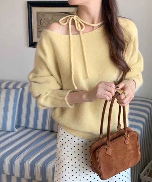 ECLIN(エクラン)の「オフショルダーリボンニットプルオーバー(ニット/セーター・レディース・オフホワイト/ブラック/ブルー/イエロー/パープル・FREE)」の5枚目の写真