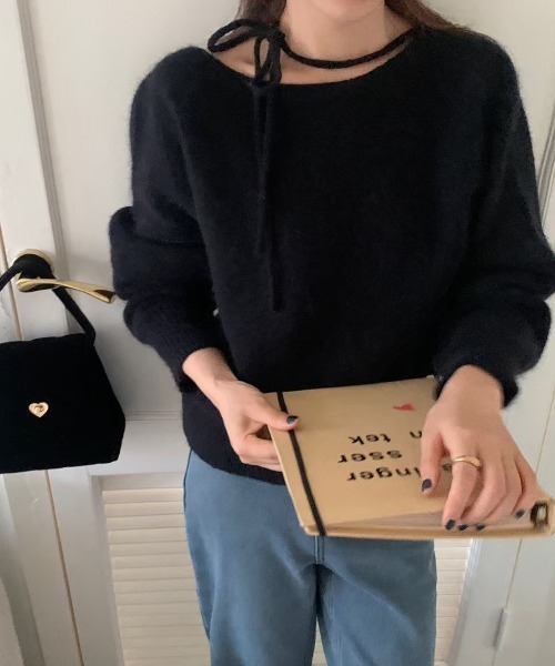 ECLIN(エクラン)の「オフショルダーリボンニットプルオーバー(ニット/セーター・レディース・オフホワイト/ブラック/ブルー/イエロー/パープル・FREE)」の2枚目の写真